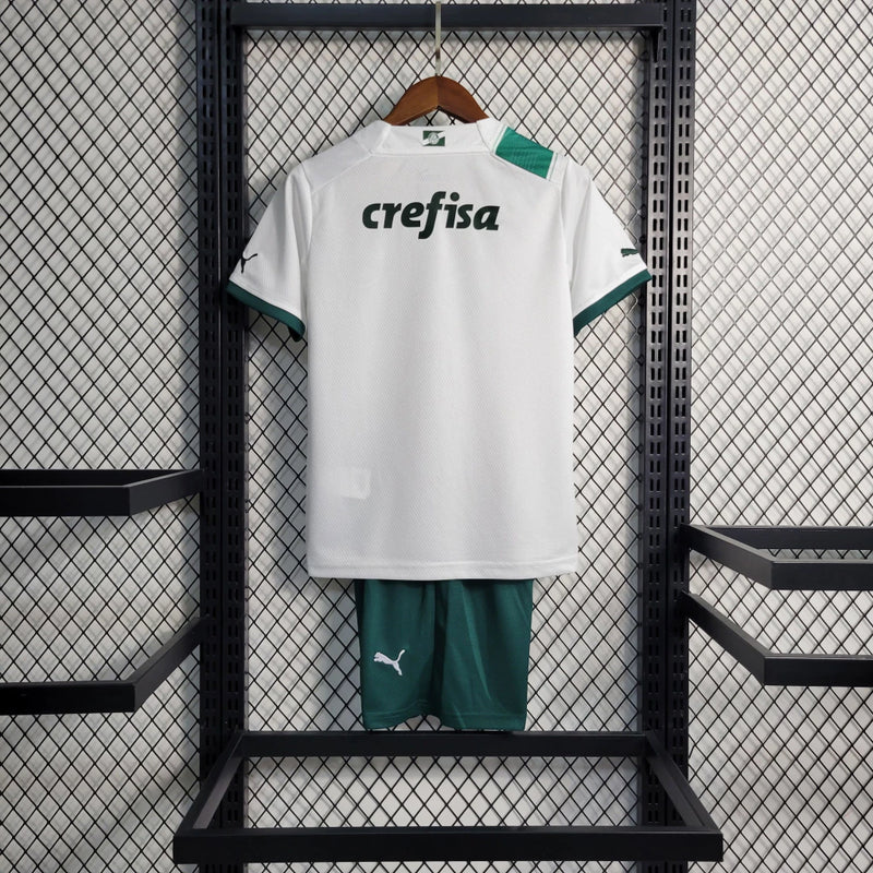 Kit Infantil Palmeiras Away (2) 2023/24 Puma - uniforme reserva completo com camisa branca, shorts verdes e meião, modelo oficial para crianças torcedoras do Verdão
