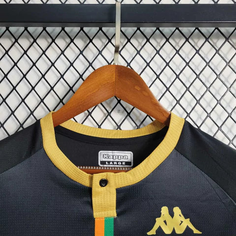 Camisa Venezia Home I 2023/24 Kappa Torcedor Masculina Preta Manga Longa com detalhes em dourado e laranja, escudo bordado e design elegante inspirado na moda italiana.”

