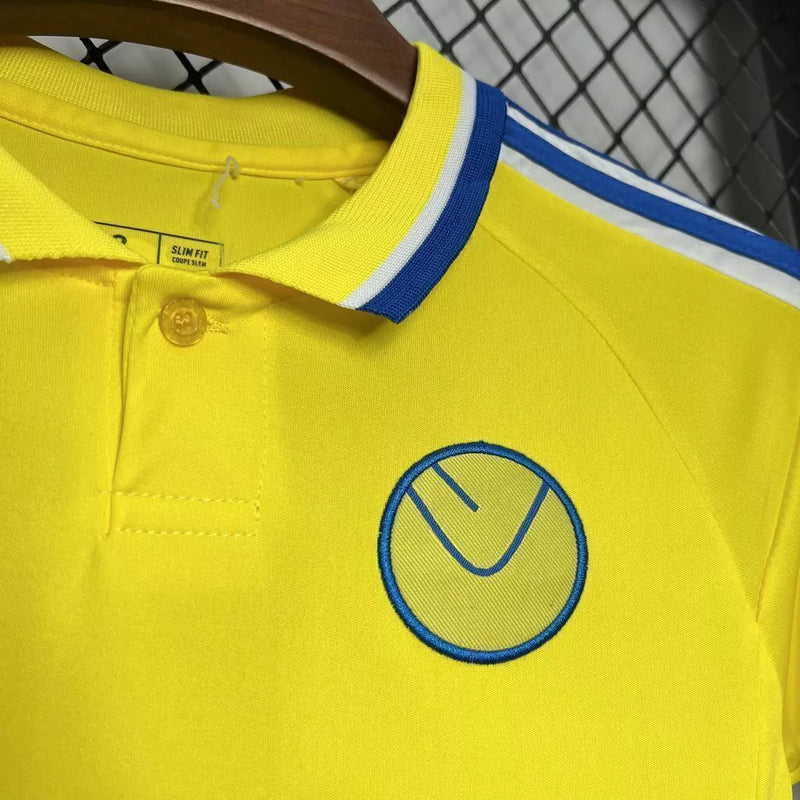 Kit Infantil Leeds United Away II 2024/25 Adidas amarelo com camisa e short, tecido leve e respirável, ideal para pequenos torcedores do clube inglês com estilo e conforto."