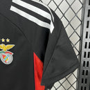 Kit Infantil Benfica Pré-Jogo 2025/26 Adidas, camisa e calça/shorts oficiais em vermelho e branco, disponível para crianças de 3-4 a 12-13 anos, confortável e ideal para pequenos torcedores."
