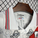 Texto alternativo para imagem:
Camisa River Plate Home 1996/97 Adidas Retrô Masculina branca com faixa diagonal vermelha, escudo bordado do River Plate no peito e logo Adidas estampado.

