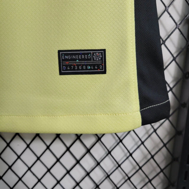 Compre a camisa Corinthians third 2023/24 Nike Torcedora feminina amarela com escudo bordado e design ideal para torcedoras do timão