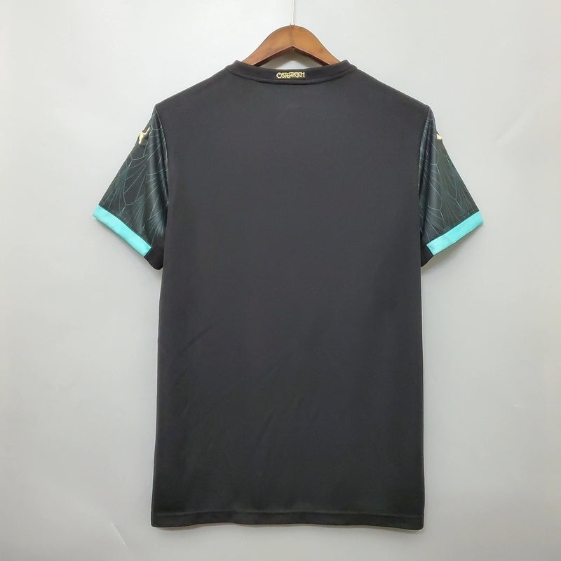 Camisa Áustria Away II 2020/21 Puma Torcedor Masculina, preta, com escudo da seleção austríaca e logo Puma em destaque, feita em tecido leve e respirável, modelo masculino com caimento confortável, ideal para jogos e uso casual.”