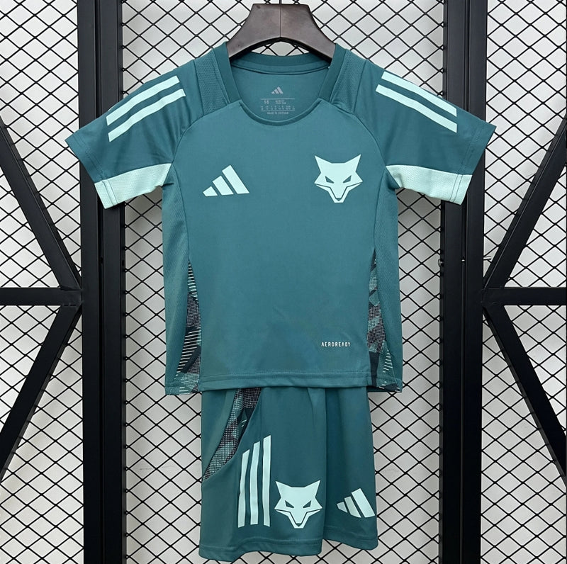 Kit Infantil Cruzeiro Treino 2025/26 Adidas azul oficial, composto por camisa e shorts, tecido leve e respirável com tecnologia AEROREADY, ideal para jovens torcedores do Cruzeiro.