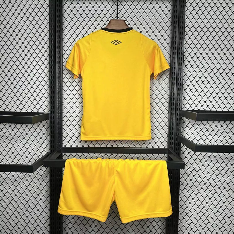 Kit Infantil Sport Recife Away 2024/25 Umbro com camisa e short oficiais, vermelho e preto, escudo bordado, ideal para pequenos torcedores, conforto e respirabilidade, uniforme infantil de futebol licenciada"