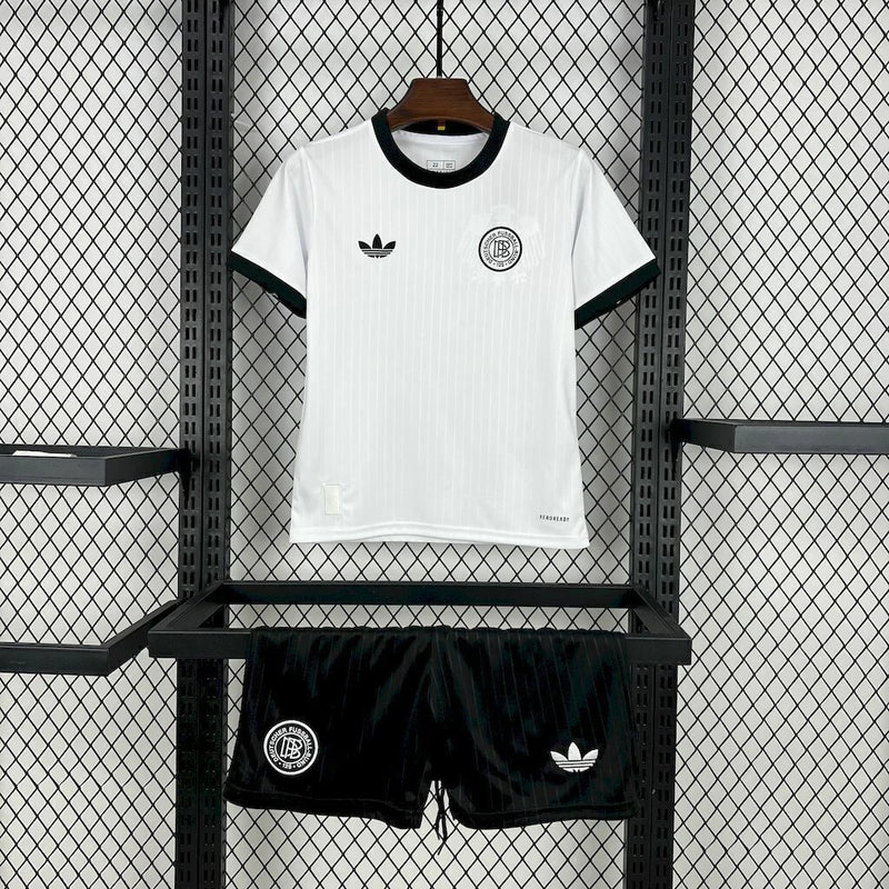 Kit Infantil Alemanha 125th Anniversary 2025 Adidas – uniforme oficial comemorativo de 125 anos da seleção alemã, camisa e short infantil nas cores tradicionais, ideal para jovens torcedores e colecionadores.