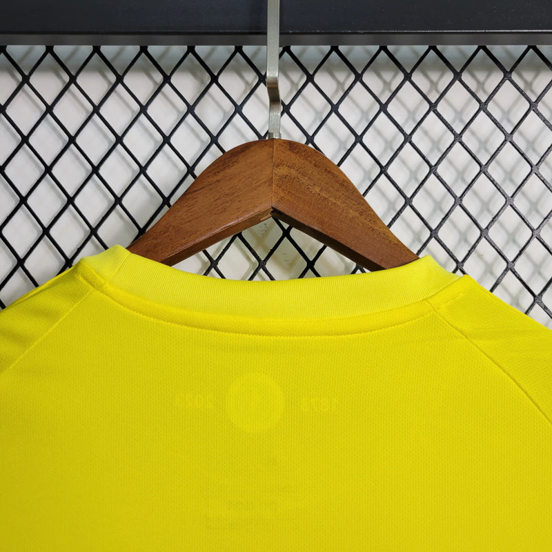 Camisa Escócia 150 Anos Adidas masculina na cor amarela, com detalhes em azul e branco, gola em V, mangas curtas e tecido respirável, edição comemorativa de 150 anos da seleção escocesa, ideal para torcedores"