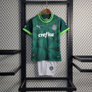 Kit Infantil Palmeiras Home (1) 2023/24 Puma – Camisa verde com escudo bordado, shorts e meião oficiais, modelo torcedor confortável para crianças apaixonadas pelo Verdão.