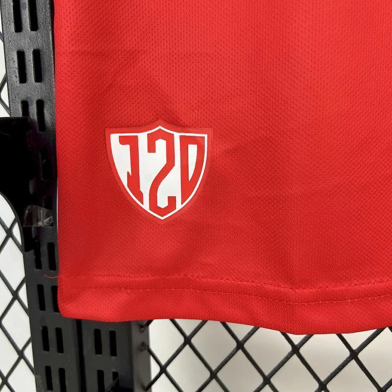 Texto alternativo para imagem:
Camisa Argentinos Juniors Home 2025/26 Umbro Torcedor Masculina vermelha com detalhes brancos, escudo do clube no peito e logo Umbro bordado.


