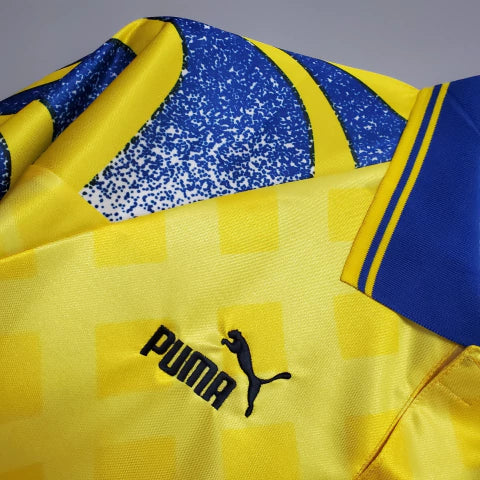 Camisa Parma Home I 1995/96 Puma Retrô Masculina Amarela com escudo bordado, design clássico e acabamento vintage que celebra a era de ouro do futebol italiano.”