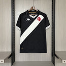 Camisa Vasco da Gama Home I 2025/26 Kappa Torcedor Masculina branca com faixa diagonal preta e detalhes em vermelho, tecido leve e respirável, ideal para crianças torcerem com estilo e conforto."