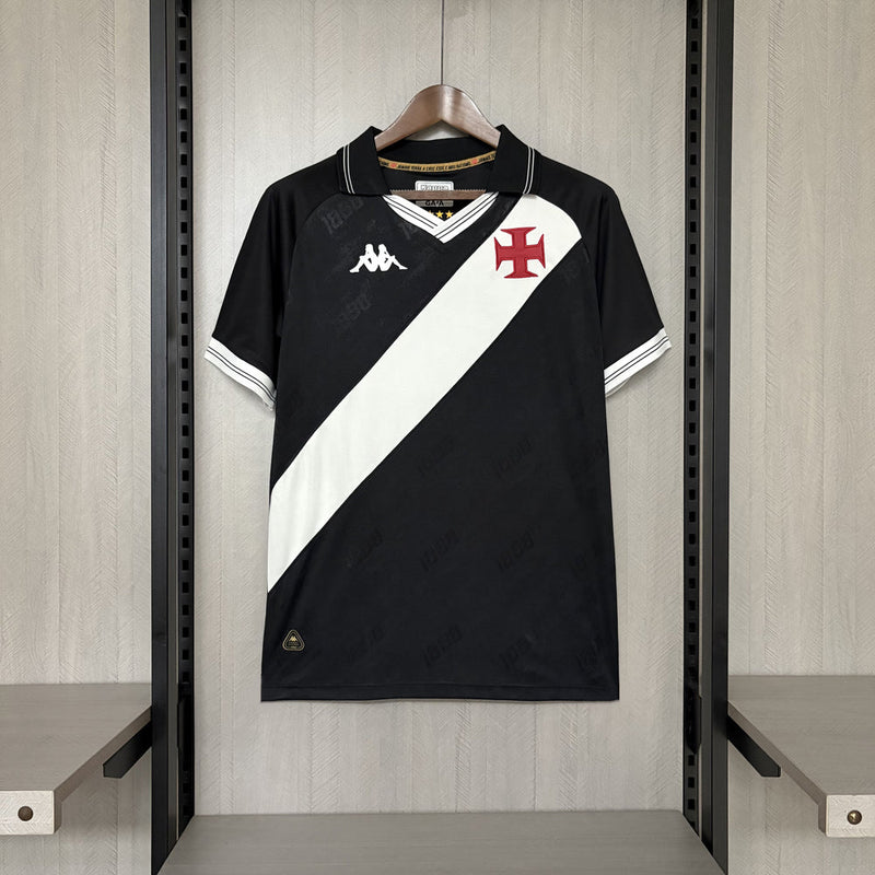 Camisa Vasco da Gama Home I 2025/26 Kappa Torcedor Masculina branca com faixa diagonal preta e detalhes em vermelho, tecido leve e respirável, ideal para crianças torcerem com estilo e conforto."