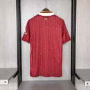 Camisa Liverpool Home I 2024/25 Nike Torcedor Masculina vermelha, com escudo dos Reds e tecnologia Dri-FIT para conforto e respirabilidade, ideal para jogos e torcedores apaixonados."