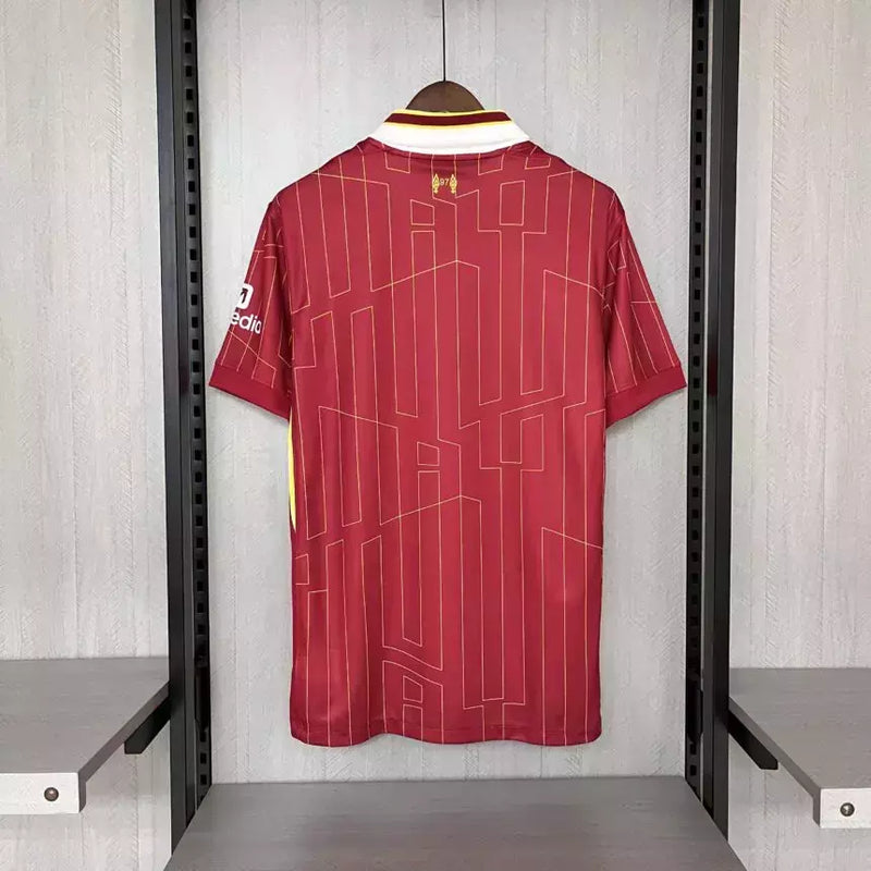 Camisa Liverpool Home I 2024/25 Nike Torcedor Masculina vermelha, com escudo dos Reds e tecnologia Dri-FIT para conforto e respirabilidade, ideal para jogos e torcedores apaixonados."