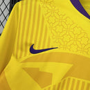Camisa Toulouse Away II 2024/25 Nike Torcedor Masculina Amarela com detalhes roxos, escudo do Toulouse FC e tecnologia Dri-FIT da Nike.”