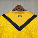 Camisa Santos III 2024/25 Umbro Torcedor Masculina – modelo na cor amarela com detalhes em preto, escudo do Santos FC bordado no peito esquerdo e logo da Umbro bordado no lado direito, design moderno e esportivo.