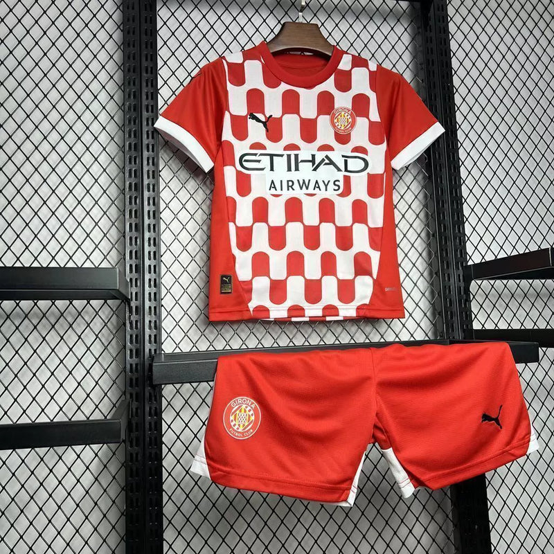 Kit Infantil Girona Home I 2024/25 Puma com camisa e short, tecido leve e respirável, ideal para pequenos torcedores do Girona FC com estilo e conforto."