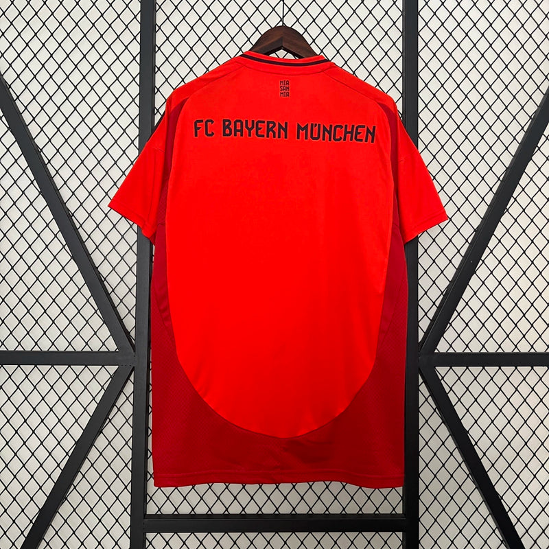 Camisa Bayern de Munique Home 2024/25 Torcedor Masculina Adidas oficial vermelha com escudo bordado e detalhes em branco