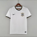 Camisa Corinthians Home I 2022/23 Nike torcedor masculina branca com detalhes pretos, escudo do clube no peito e logotipo da Nike, modelo para torcedores"