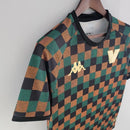 Camisa Venezia Pré-Jogo 2022/23 Kappa Torcedor Masculina Preta com detalhes dourados e verdes, escudo do clube e design moderno inspirado em Veneza.”