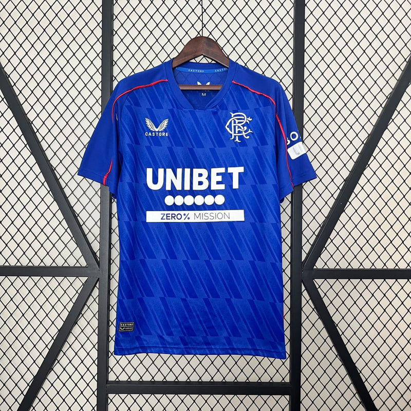 Camisa Rangers Home I 2024/25 Castore Torcedor Masculina Azul, design moderno com detalhes clássicos, conforto e tradição para torcedores do Rangers FC.”