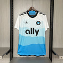 Camisa Charlotte FC Home 2024/25 Masculina para torcedor, verde e branca, modelo oficial do time, perfeita para fãs do Charlotte Football Club."