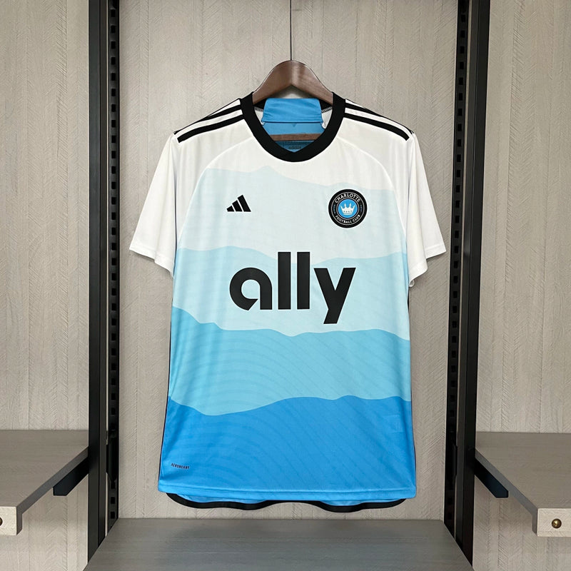 Camisa Charlotte FC Home 2024/25 Masculina para torcedor, verde e branca, modelo oficial do time, perfeita para fãs do Charlotte Football Club."