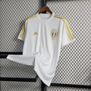 Camisa Itália Edição 125 Anos 2023/24 Adidas Torcedor Masculina, branca, com escudo comemorativo da seleção italiana e logo Adidas em destaque, feita em tecido leve e respirável, ideal para colecionadores e torcedores.”