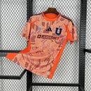 Camisa Universidad de Chile Away II 2025/26 Adidas Torcedor Masculina na cor laranja, modelo moderno com escudo bordado e tecnologia Aeroready, uniforme alternativo do clube chileno.