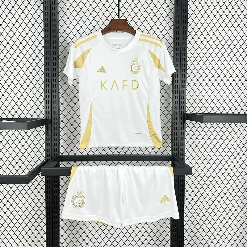 Kit Infantil Al-Nassr Third III 2024/25 Adidas – uniforme com camisa e short inspirados em Cristiano Ronaldo, design moderno, tecido leve e confortável para crianças torcedoras do clube saudita."