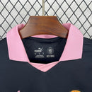 Camisa torcedor masculina do Palermo modelo Away 2025/26 Puma, preta com detalhes em rosa e escudo retrô bordado."