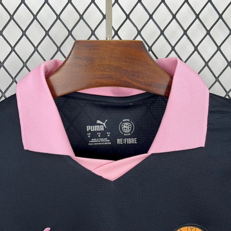 Camisa torcedor masculina do Palermo modelo Away 2025/26 Puma, preta com detalhes em rosa e escudo retrô bordado."