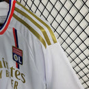Camisa Olympique Lyon Home I 2023/24 Adidas Torcedor Masculina Branca, com faixas azul e vermelha, escudo aplicado e tecnologia AEROREADY para conforto e estilo dos torcedores do Lyon.”