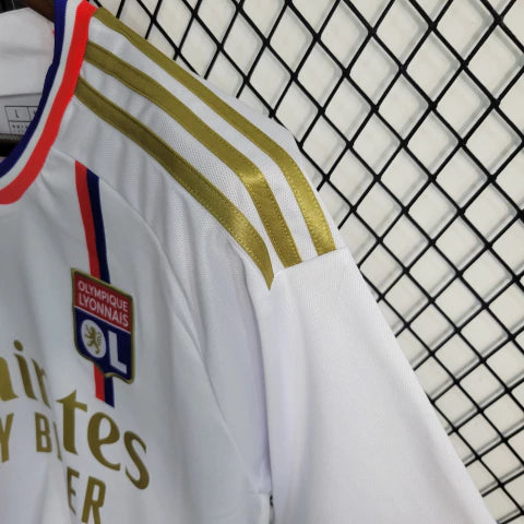 Camisa Olympique Lyon Home I 2023/24 Adidas Torcedor Masculina Branca, com faixas azul e vermelha, escudo aplicado e tecnologia AEROREADY para conforto e estilo dos torcedores do Lyon.”