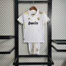 Kit Infantil Real Madrid Retrô 2011/12 Adidas oficial, camisa branca com escudo do Real Madrid em destaque, shorts e meias combinando, uniforme completo para crianças de 3 a 13 anos"