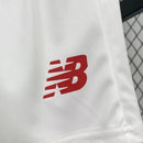 Kit Infantil Lille OSC 2024/25 New Balance – Detalhe da Camisa Away II Branca com Escudo Bordado