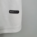 “Camisa PSG Away II 2001/02 Nike Retrô Masculina Cinza e Branca, uniforme histórico do Paris Saint-Germain com design clássico e elegante, ideal para torcedores e colecionadores.”