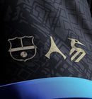 Camisa Argentina Edição (Goat La Pulga) 2023/24 Torcedor Masculina - modelo preto, homenagem especial a Lionel Messi, design exclusivo com escudo da seleção em destaque.