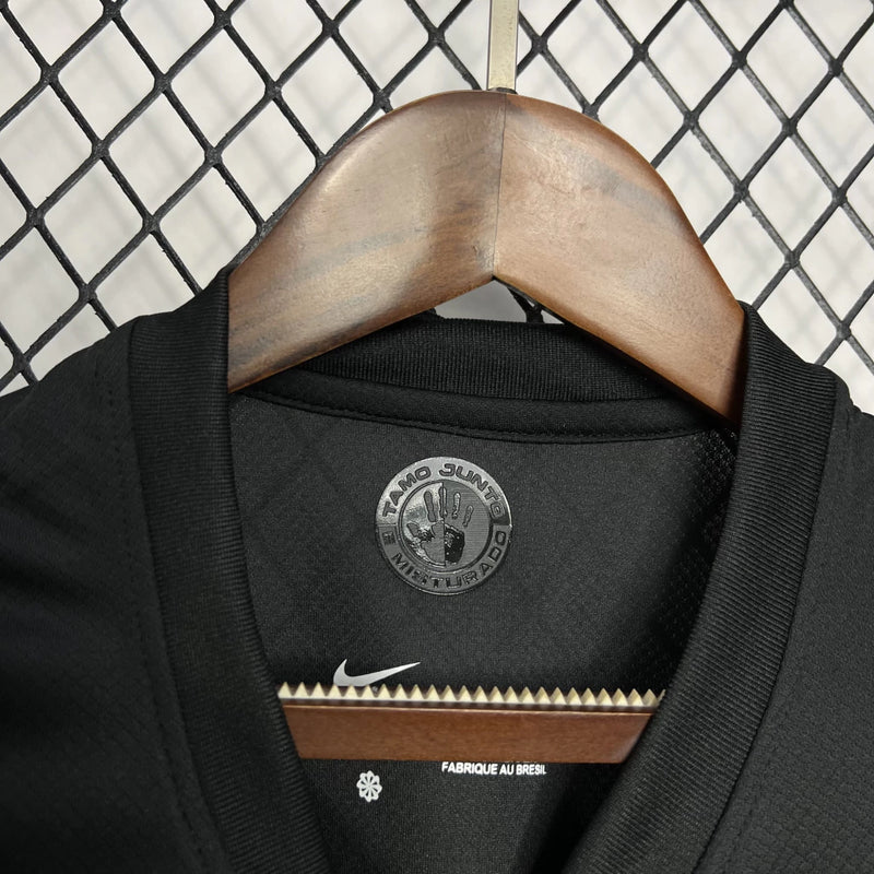 Camisa Corinthians away 2024/25 Nike Torcedora feminina preta com escudo bordado, design e tecnologia DRI -Fit para conforto e estilo das torcedoras