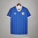 Camisa Rangers FC Home I 1983/84 Umbro Retrô Masculina Azul, uniforme histórico do futebol escocês, design clássico e nostálgico para torcedores e colecionadores.”