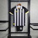 Kit Infantil Santos Away 2023/24 Umbro, camisa e short infantil oficial do Santos FC, uniforme reserva branco com detalhes em preto para crianças, ideal para torcedores mirins, produzido em poliéster com conforto e respirabilidade.