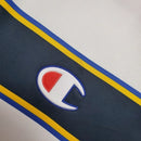 Camisa Parma Away II 2002/03 Retrô Masculina branca com detalhes em azul e amarelo, escudo bordado no peito, gola clássica e tecido leve e respirável, perfeita para torcedores que valorizam estilo retrô e a história do clube italiano.