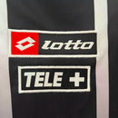 Camisa Juventus Away 2000/01 Lotto Retrô Masculina preta, com escudo bordado, gola em “V” branca e detalhes prateados clássicos