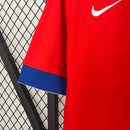 Camisa Chile Home II 2015/16 Nike retrô masculina vermelha com detalhes azuis e brancos, gola polo com botão e tecido leve respirável para torcedores e colecionadores