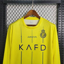 Camisa Al-Nassr Home (1) 2023/24 Nike Torcedor Manga Longa Masculina amarela com detalhes azuis, escudo oficial do Al-Nassr no peito e tecnologia Nike Dri-FIT."
