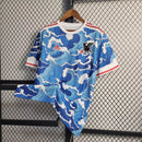 Camisa Japão Concept Waves 2023/24 Adidas Torcedor Masculina azul com design inspirado nas ondas japonesas ukiyo-e, uniforme da seleção japonesa de futebol com tecnologia AEROREADY. Curiosidade: o Japão possui mais de 29 mil km de litoral, e o mar sempre foi símbolo cultural do país.