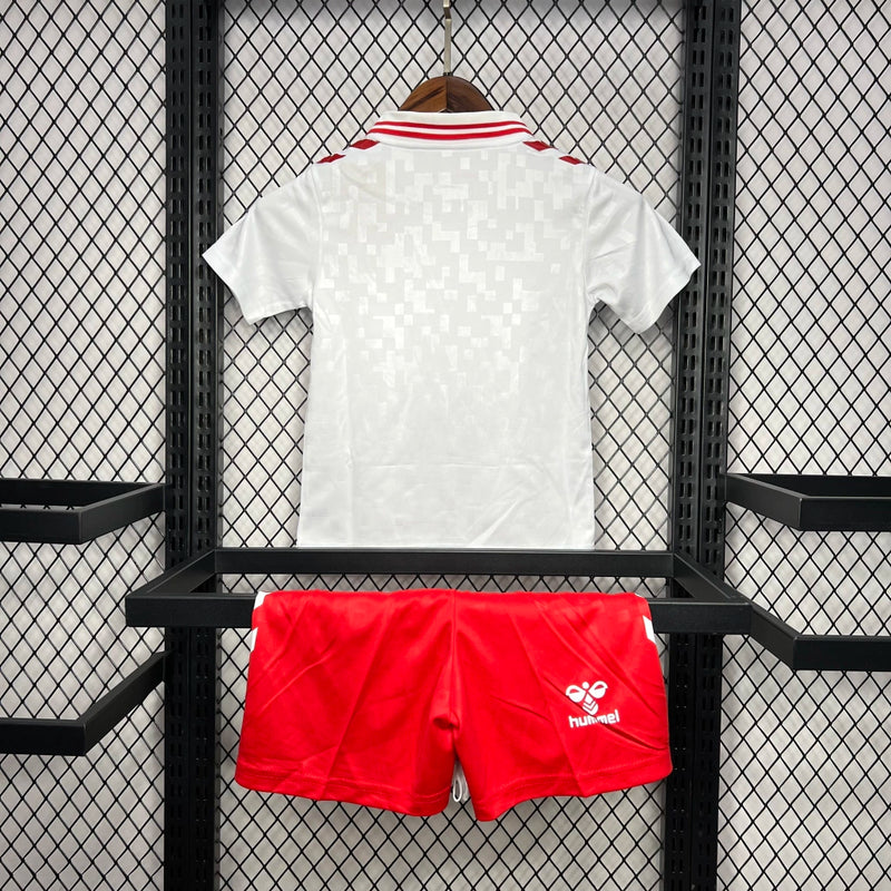 Kit Infantil Dinamarca Away II 2024/25 Hummel Eurocopa - Camisa e short oficiais para crianças, uniforme leve, confortável e autêntico da seleção dinamarquesa.