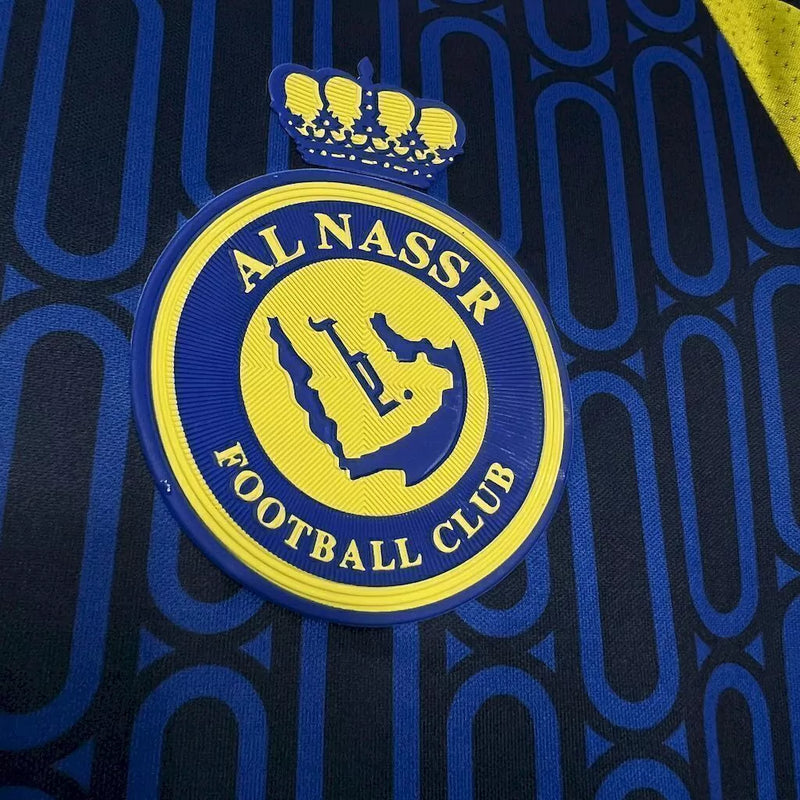 Camisa Al-Nassr Away (2) 2024/25 Adidas Torcedor Masculina branca com detalhes em azul e dourado, escudo do clube aplicado no peito e logo Adidas bordado."