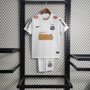 Kit Infantil Santos Home 2012/13 Nike Retrô – uniforme infantil oficial com camisa branca clássica, escudo bordado do Santos FC e short, ideal para pequenos torcedores e colecionadores.