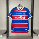 Camisa Fortaleza Home I 2024/25 Torcedor Masculina com patrocínios oficiais, modelo listrado vermelho, azul e branco, uniforme do Tricolor de Aço disponível na Wazemix.